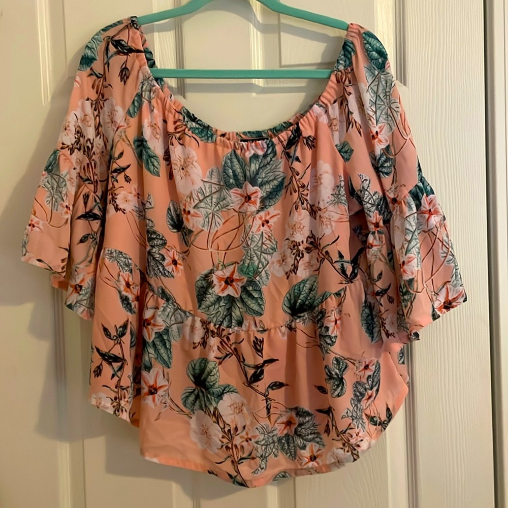 a.n.a. A New Approach lovely ruffled sleeved floral pink top. Elastasized collar